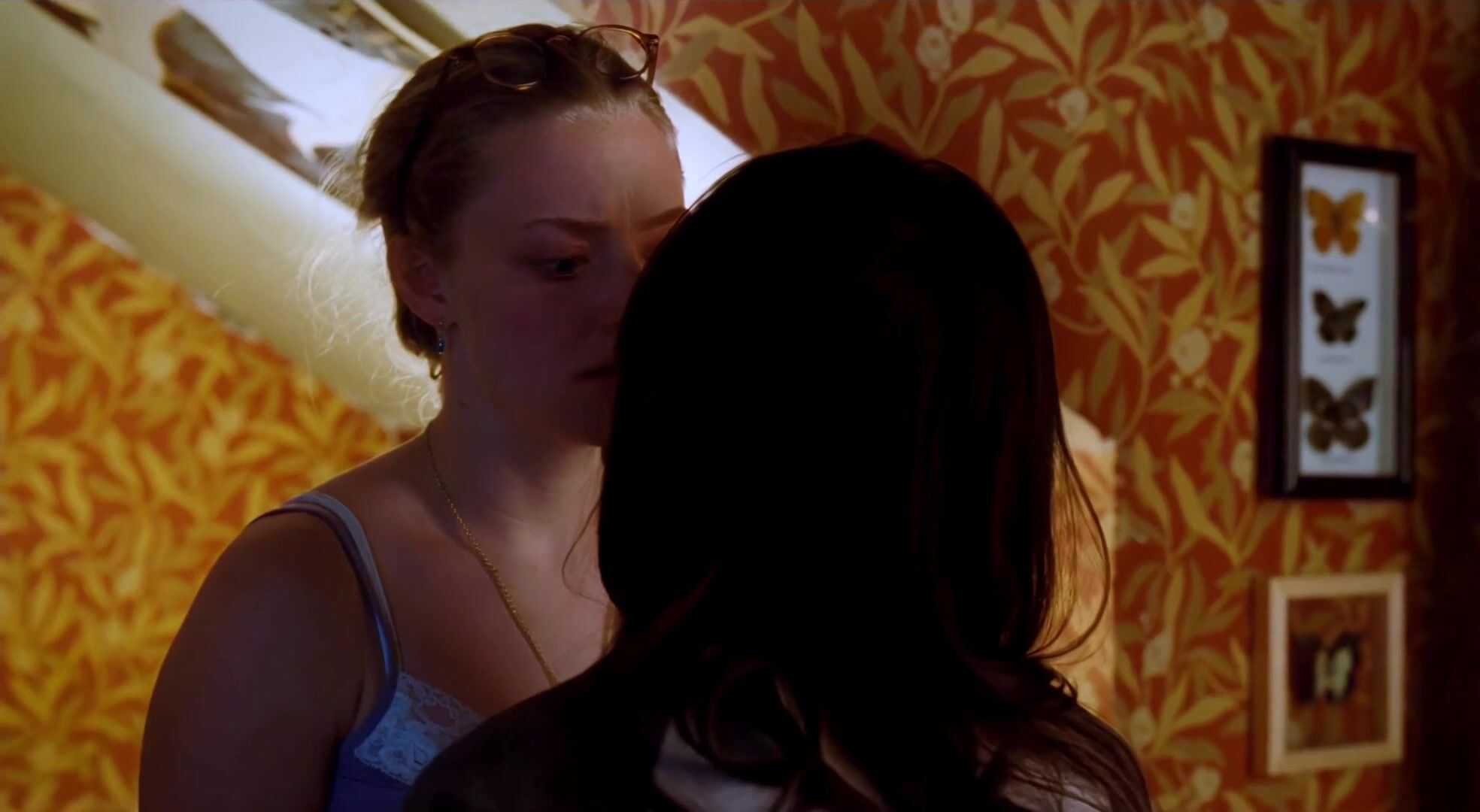 Lesbian Plot Amanda Seyfried And Megan Fox Kiss Scene From Jennifers