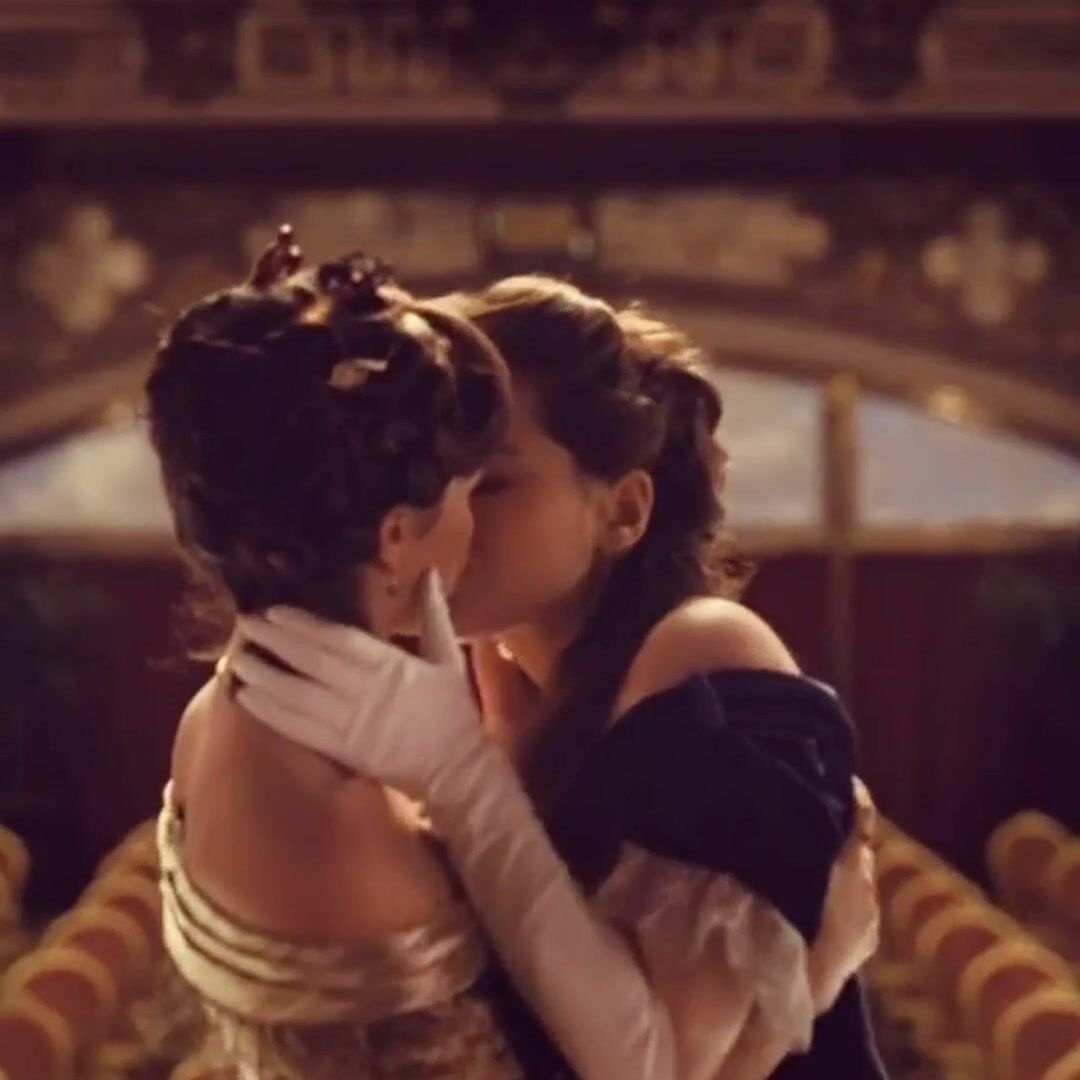 Hailee Steinfeld And Ella Hunt