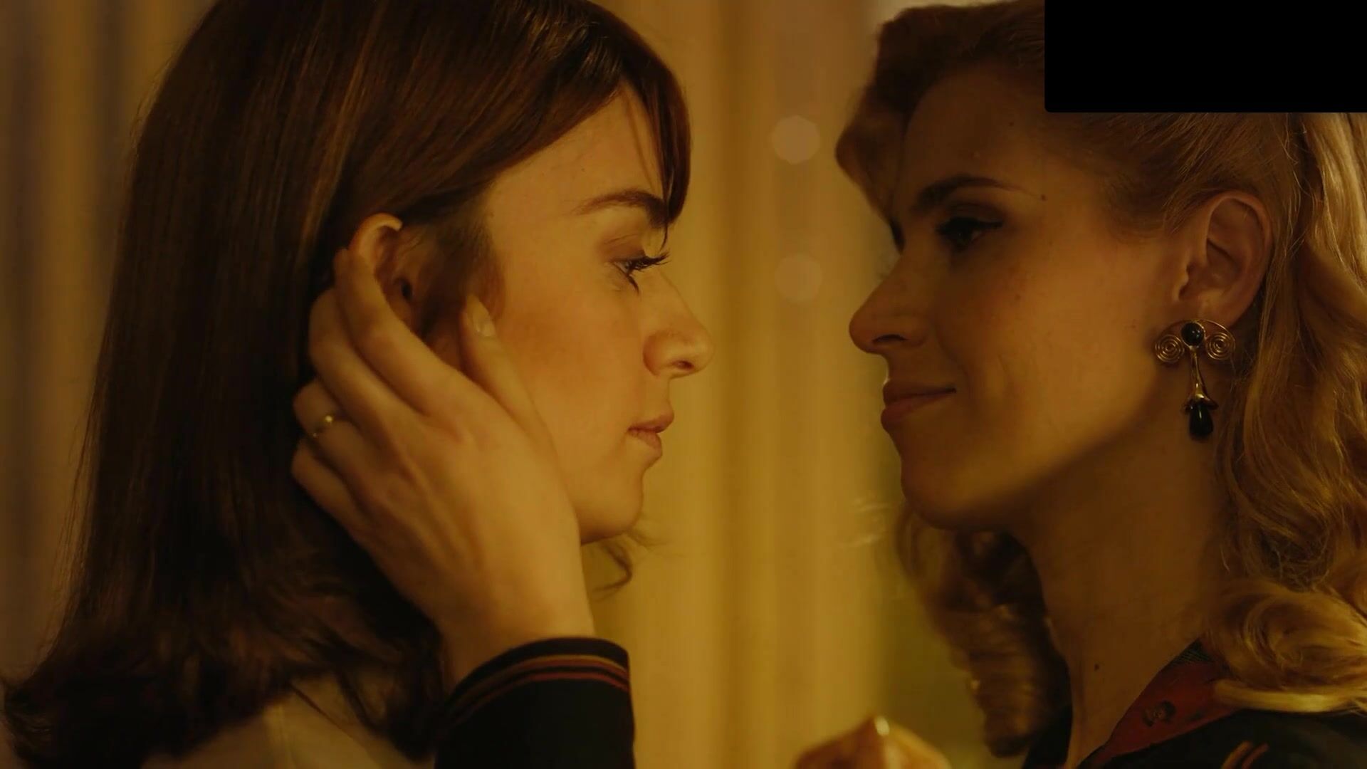 Thaila Ayala and Mel Lisboa in Most Beautiful Thing