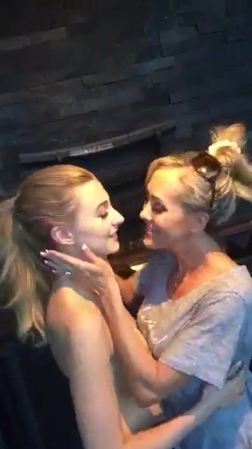 That's what a kiss looks like