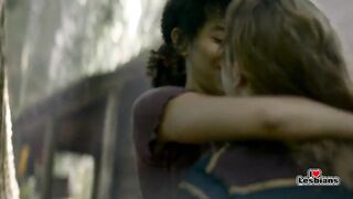 Jasmin Savoy Brown & Liv Hewson (Yellowjackets - s01e06)