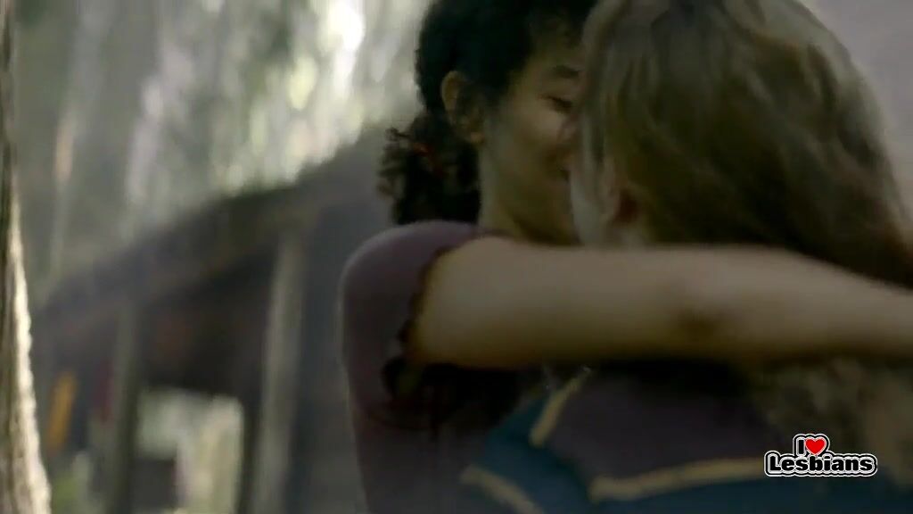 Jasmin Savoy Brown & Liv Hewson (Yellowjackets - s01e06)